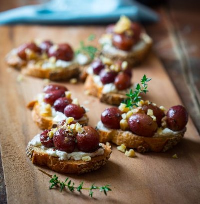 raosted-grape-crostini-goat-cheese-001-682x1024