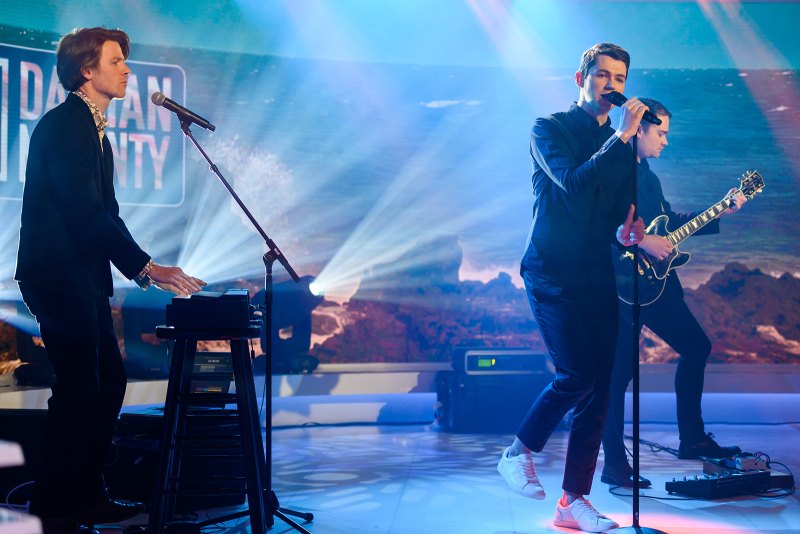 FORMER GLEE STAR DAMIAN MCGINTY PERFORMS NEW SINGLE ON TODAY SHOW