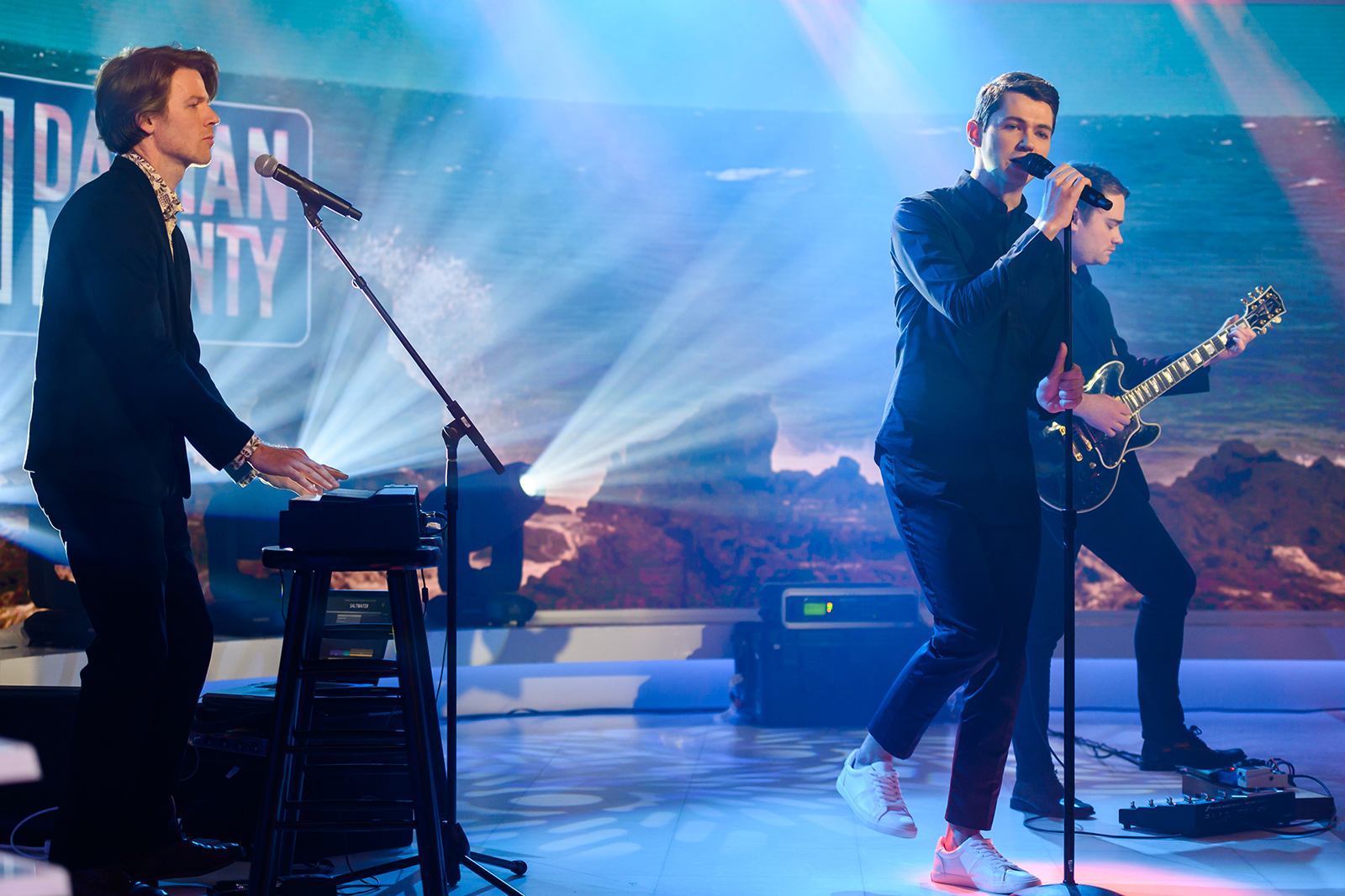 FORMER GLEE STAR DAMIAN MCGINTY PERFORMS NEW SINGLE ON TODAY SHOW