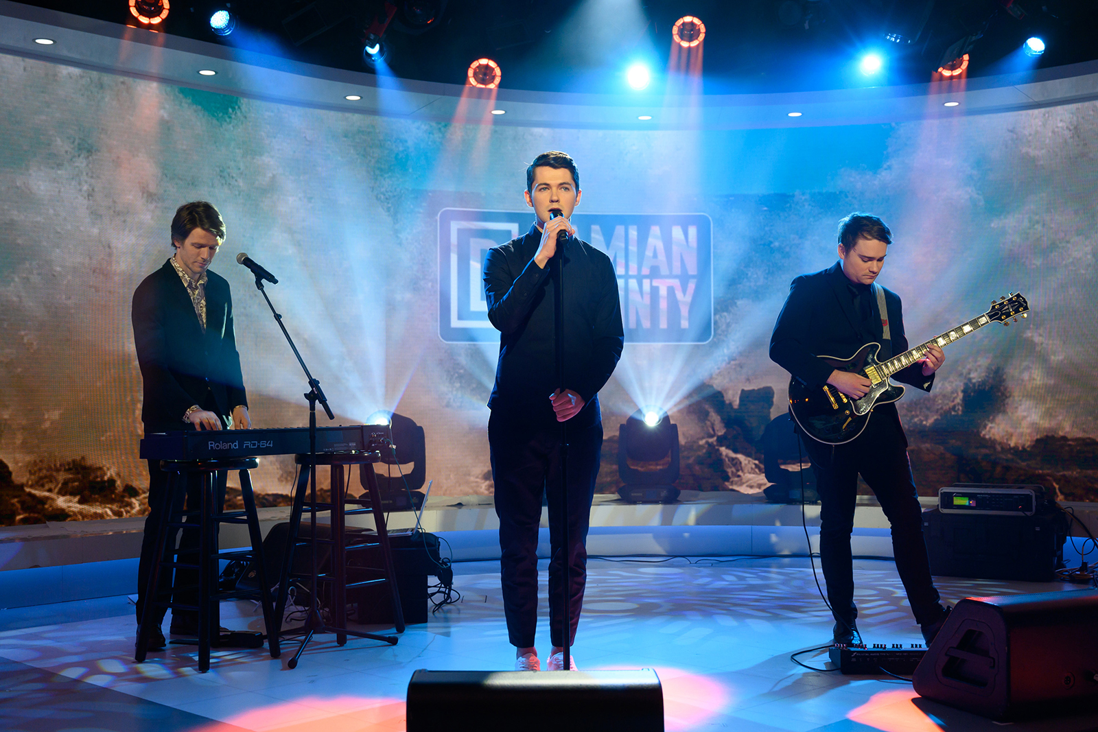 FORMER GLEE STAR DAMIAN MCGINTY PERFORMS NEW SINGLE ON TODAY SHOW