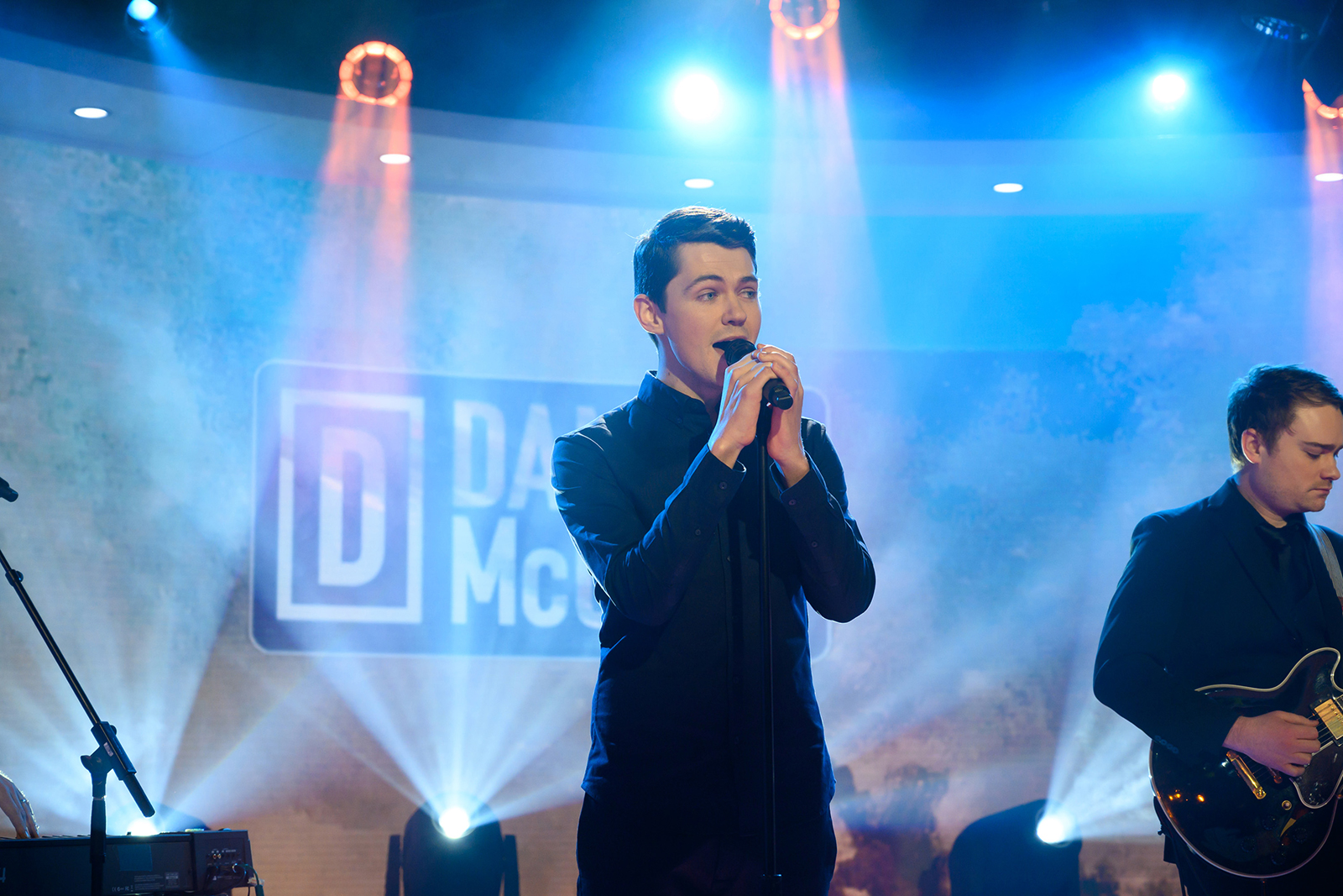 FORMER GLEE STAR DAMIAN MCGINTY PERFORMS NEW SINGLE ON TODAY SHOW