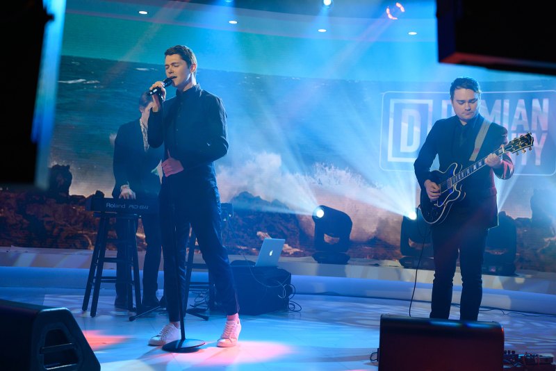 FORMER GLEE STAR DAMIAN MCGINTY PERFORMS NEW SINGLE ON TODAY SHOW