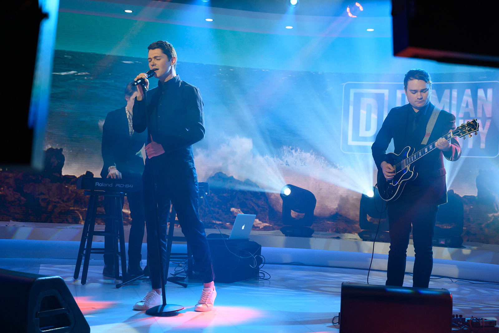 FORMER GLEE STAR DAMIAN MCGINTY PERFORMS NEW SINGLE ON TODAY SHOW