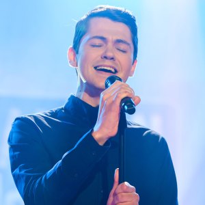 FORMER GLEE STAR DAMIAN MCGINTY PERFORMS NEW SINGLE ON TODAY SHOW