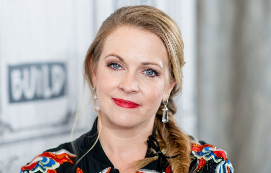 melissa joan hart wearing red lipstick