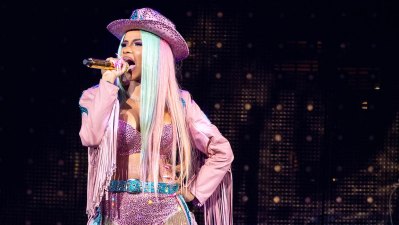 Cardi B Shuts Down Pregnancy rumors with one tweet