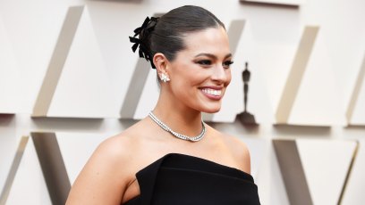 Ashley Graham sings Shallow on instagram