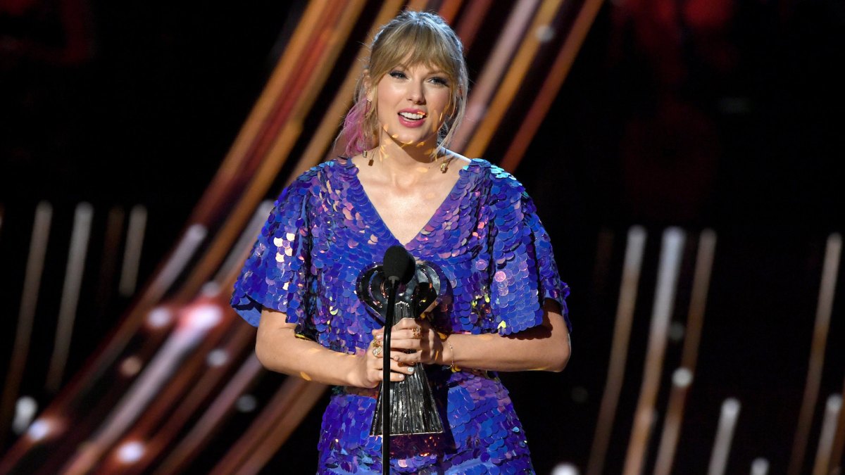 taylor swift at the iheart