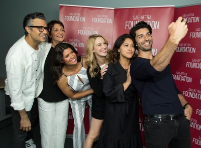 the cast of jane the virgin taking a selfie