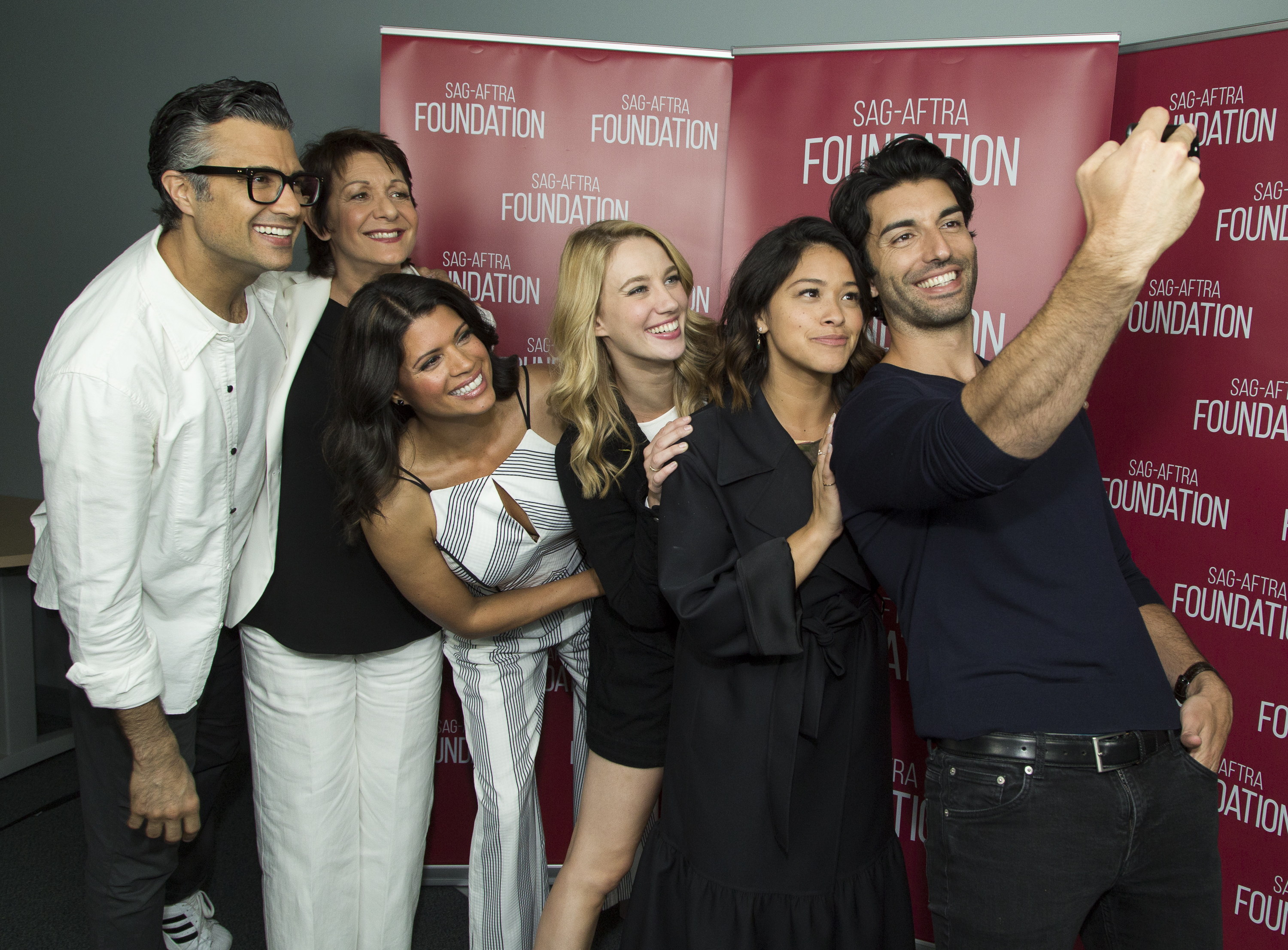the cast of jane the virgin taking a selfie