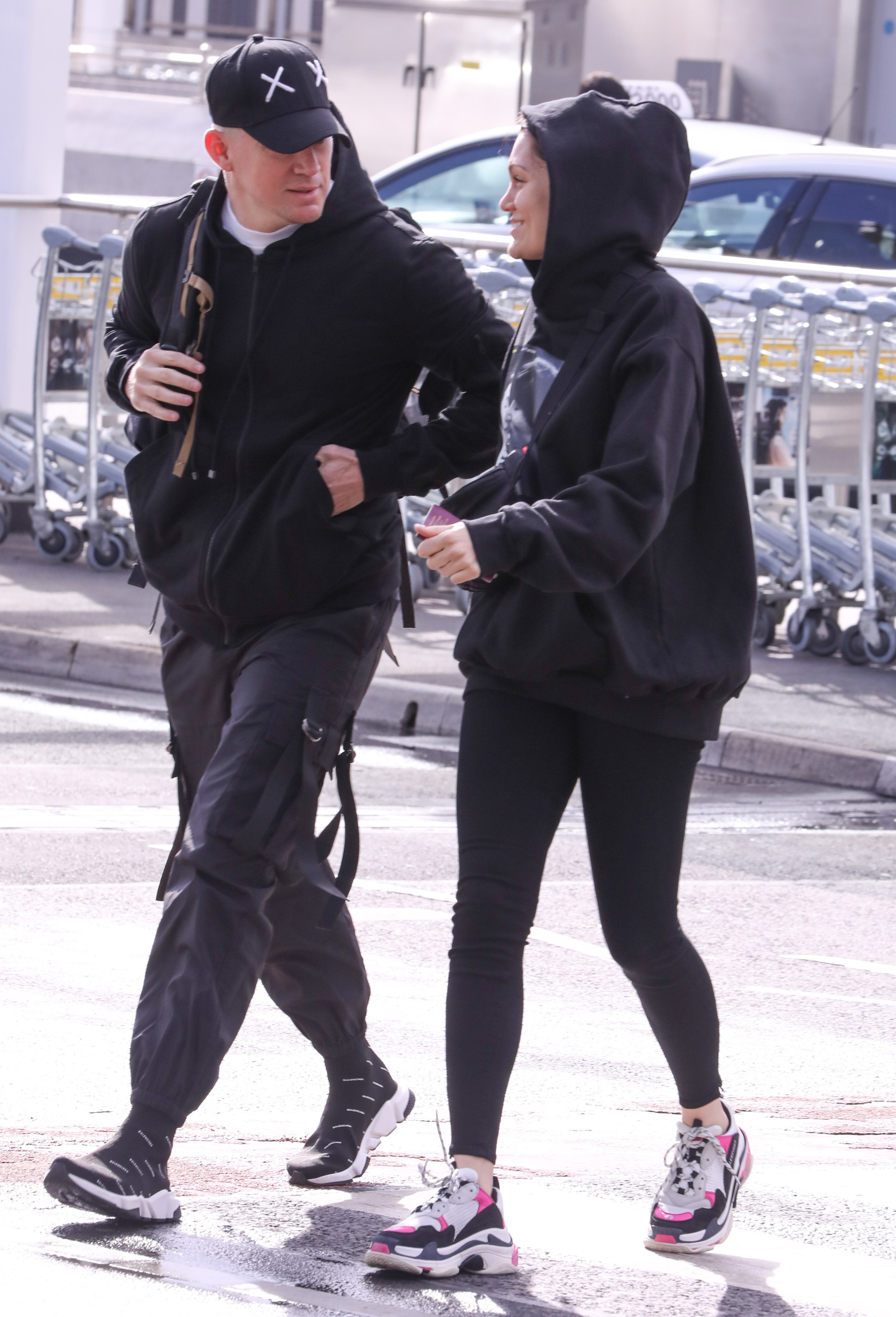 Jessie J and Channing Tatum holding hands through Heathrow airport.