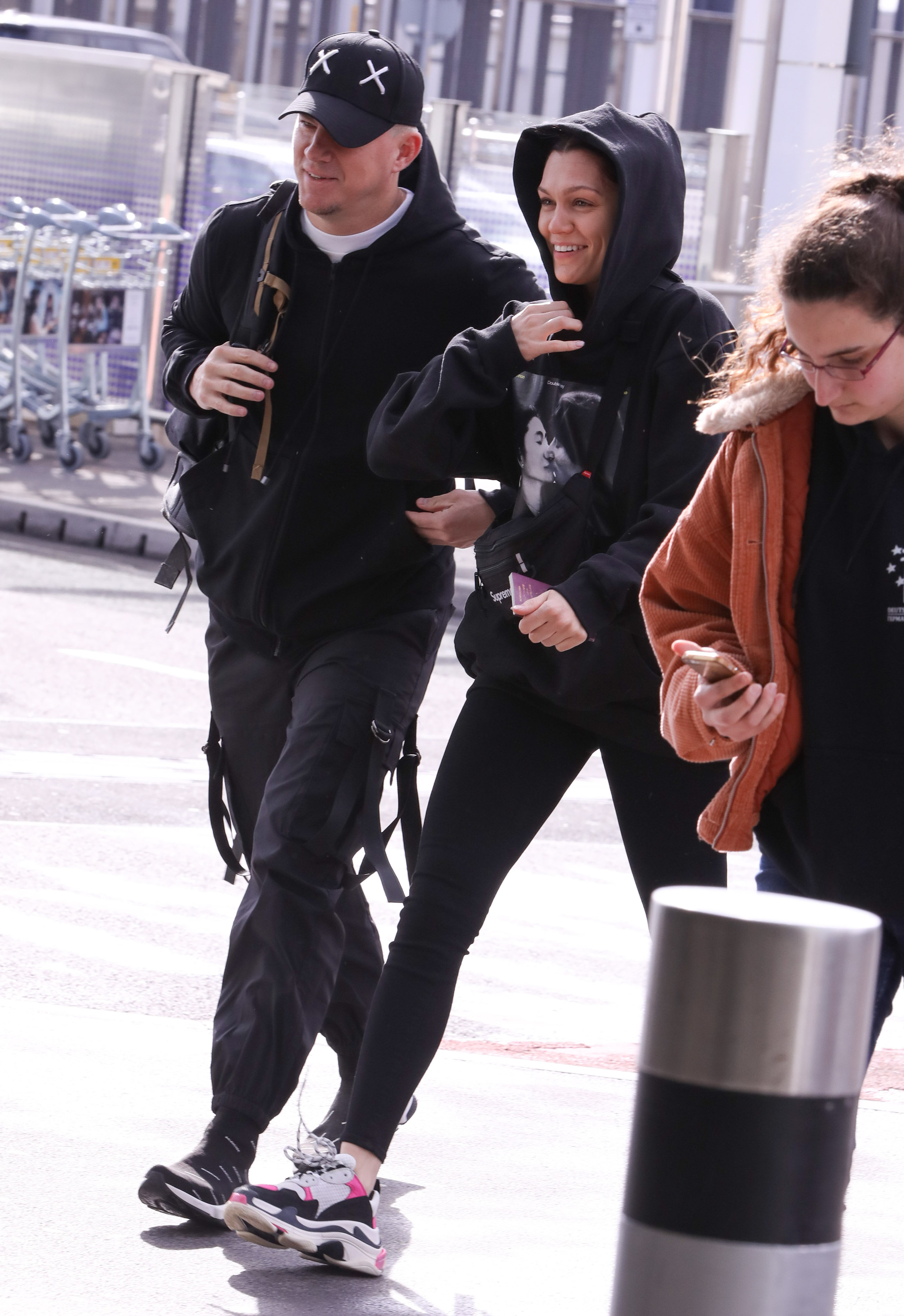 Jessie J and Channing Tatum holding hands through Heathrow airport.