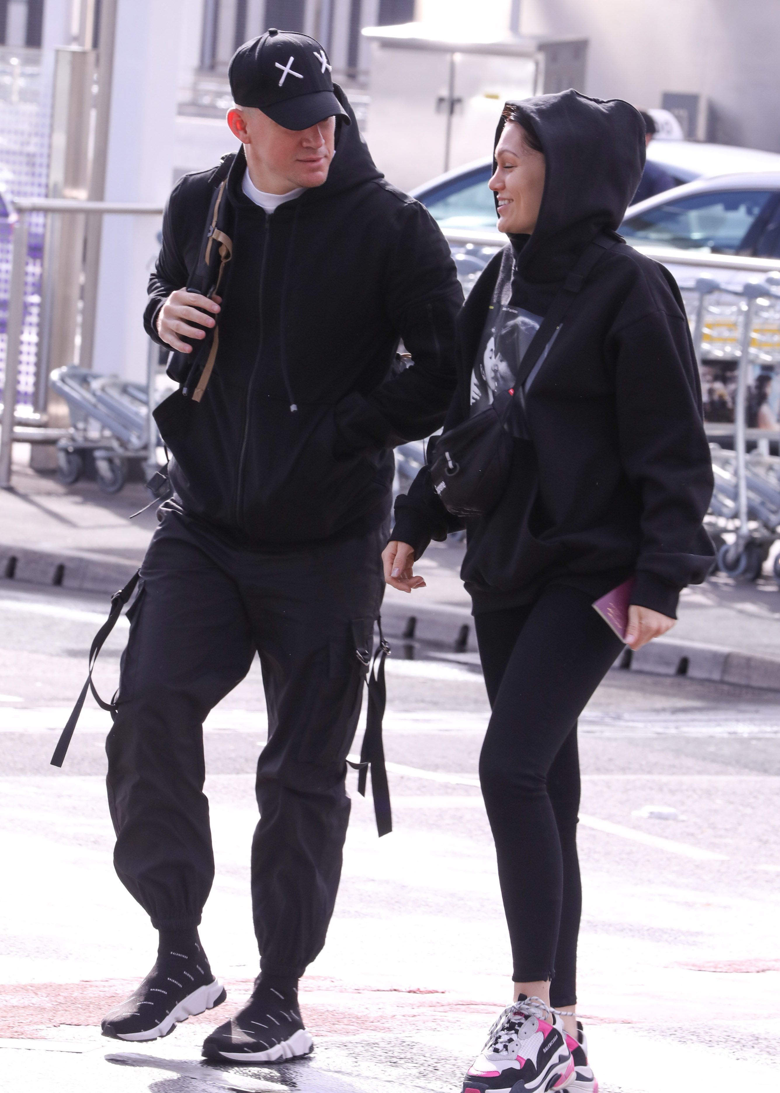 Jessie J and Channing Tatum holding hands through Heathrow airport.