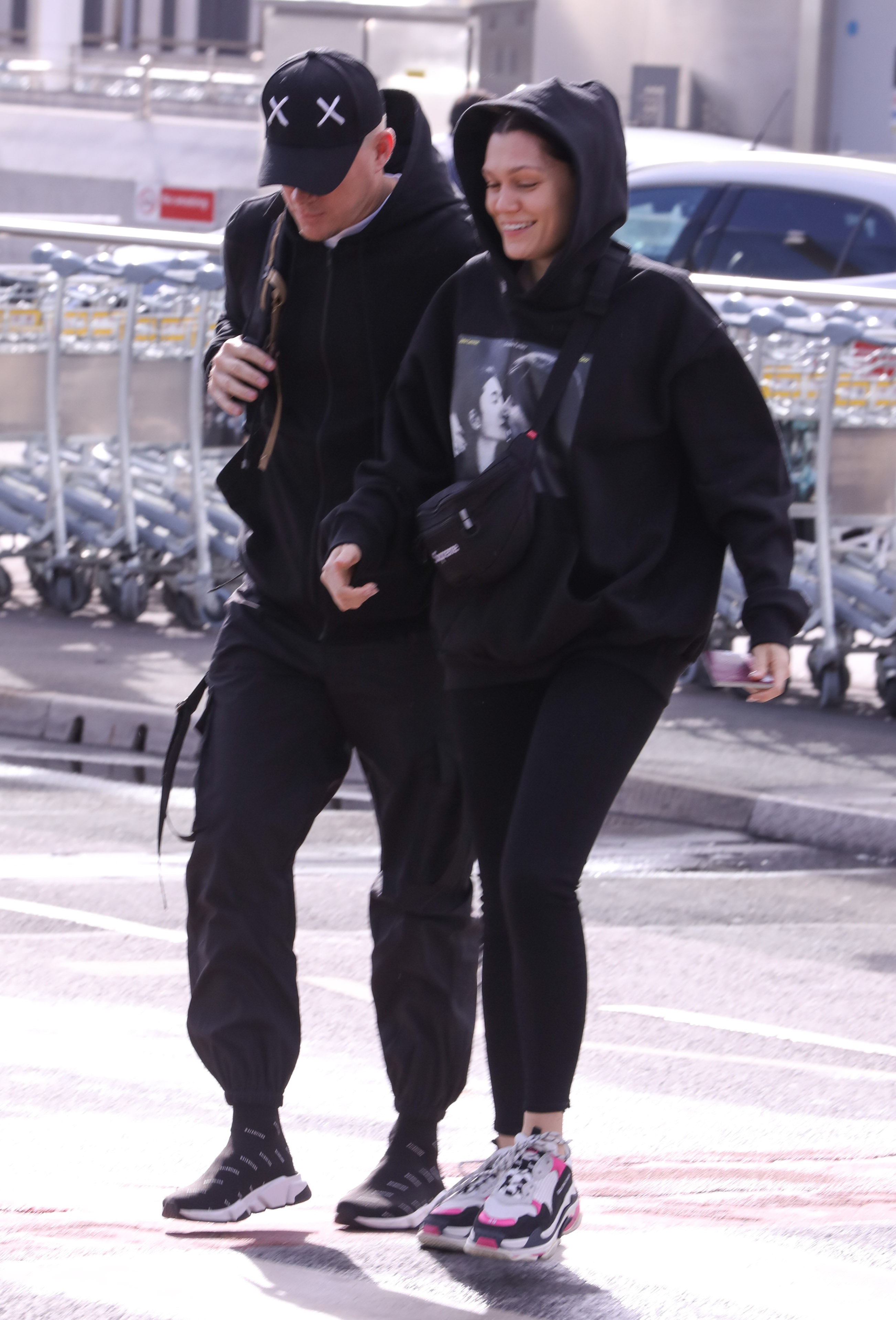 Jessie J and Channing Tatum holding hands through Heathrow airport.