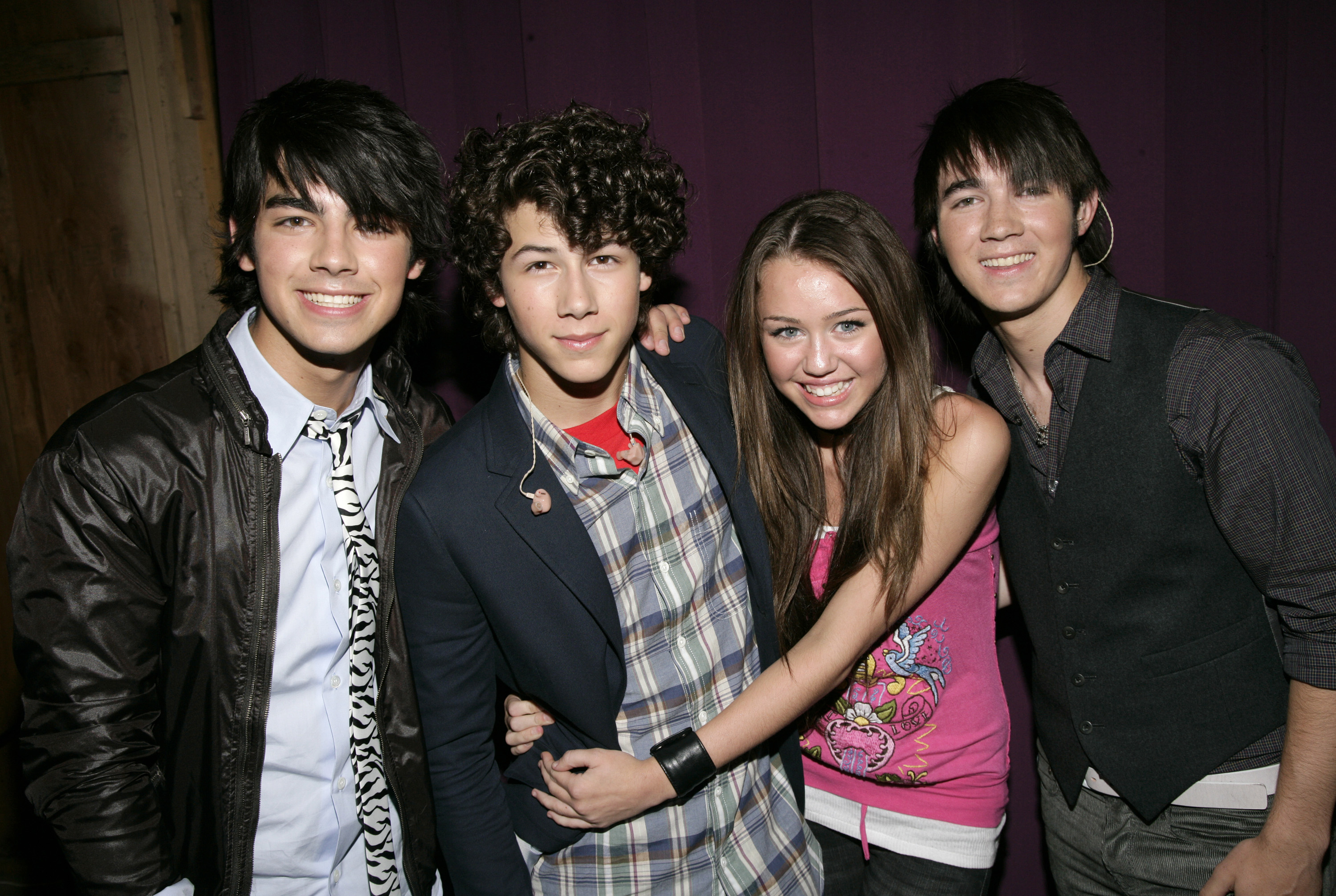 miley-cyrus-jonas-brothers