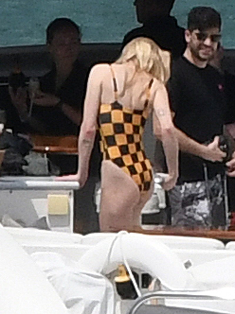 tand Udpakning kontrollere Sophie Turner Wears Cute Checkered Swimsuit on a Boat in Miami