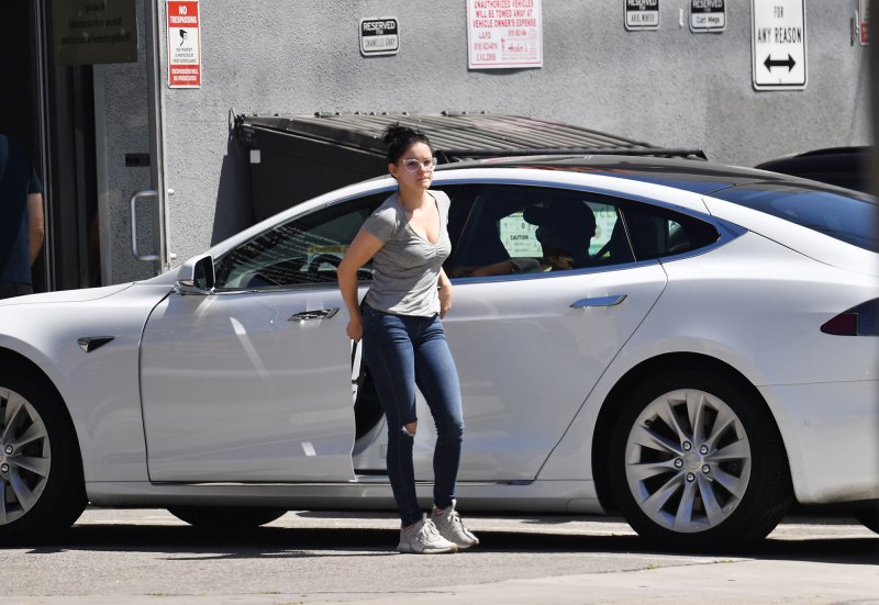 Ariel-Winter-makeup-free-skinny-jeans