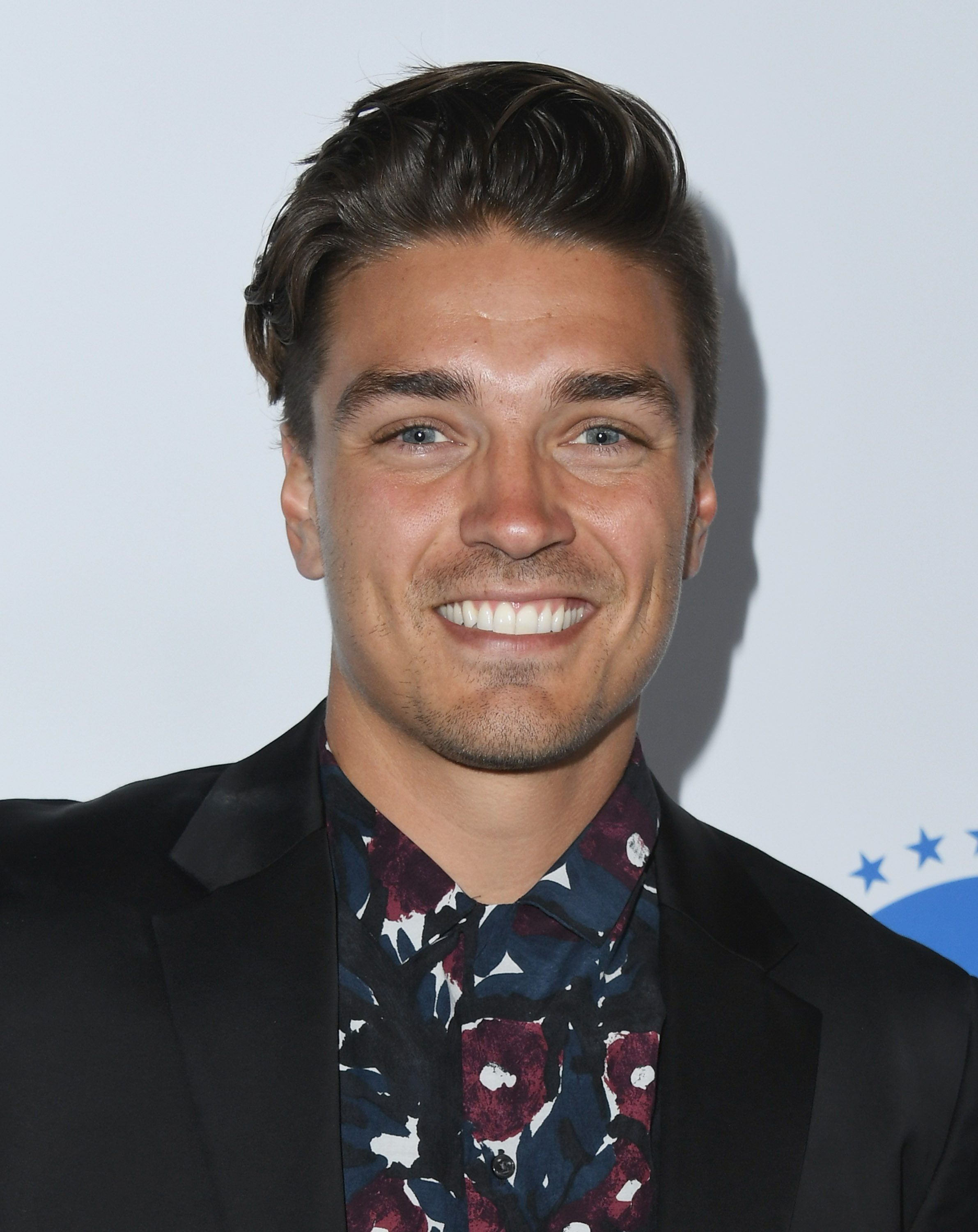 Bachelor Dean Unglert blue eyes red carpet relationship single