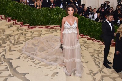Selena Gomez met gala tan dress spray tan