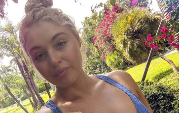 Iskra Lawrence selfie