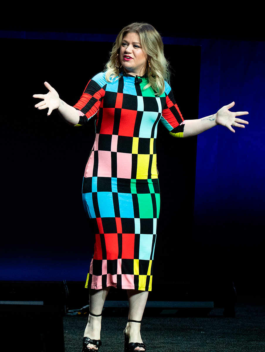 Kelly Clarkson Shows Off Her Curves in Hip-Hugging Outfit