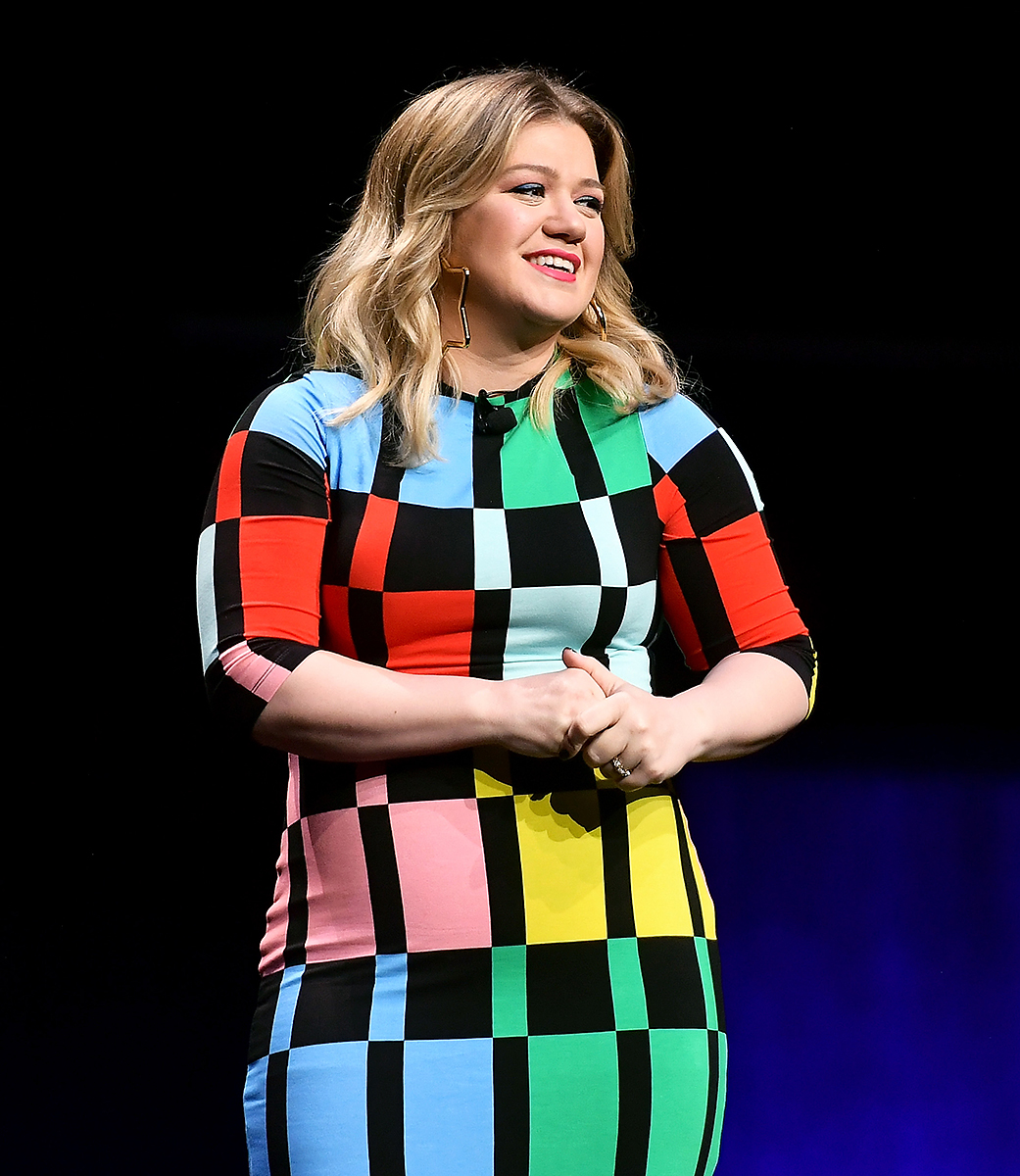 Kelly Clarkson Shows Off Her Curves in Hip-Hugging Outfit