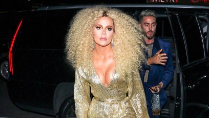 Khloe Kardashian finger photoshop