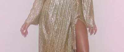 Khloe Kardashian photoshop hand zoom