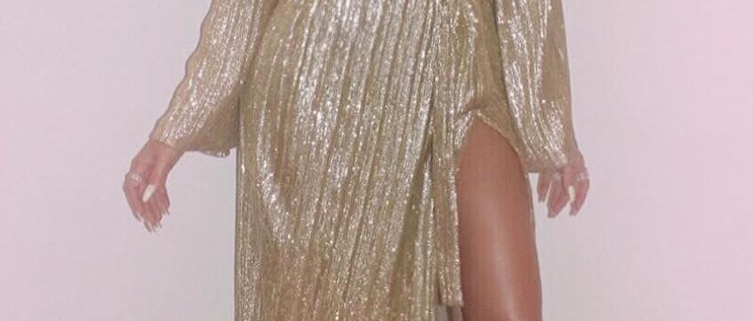 Khloe Kardashian photoshop hand zoom