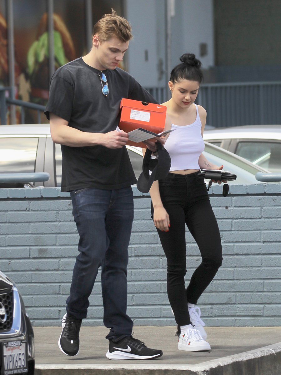 ariel winter goes braless while shopping with her bf