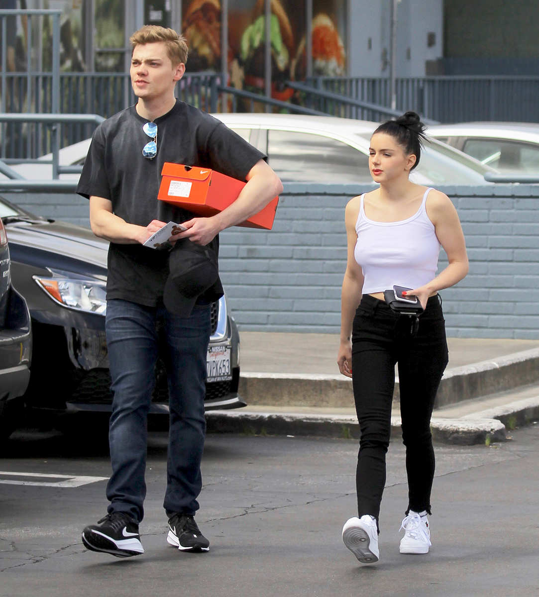 ariel winter goes braless while shopping with her bf