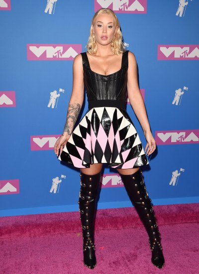 Iggy Azalea breasts plastic surgery topless phtoos vma awards dress