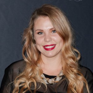 Teen mom Kailyn Lowry blonde hair curled red lipstick black top