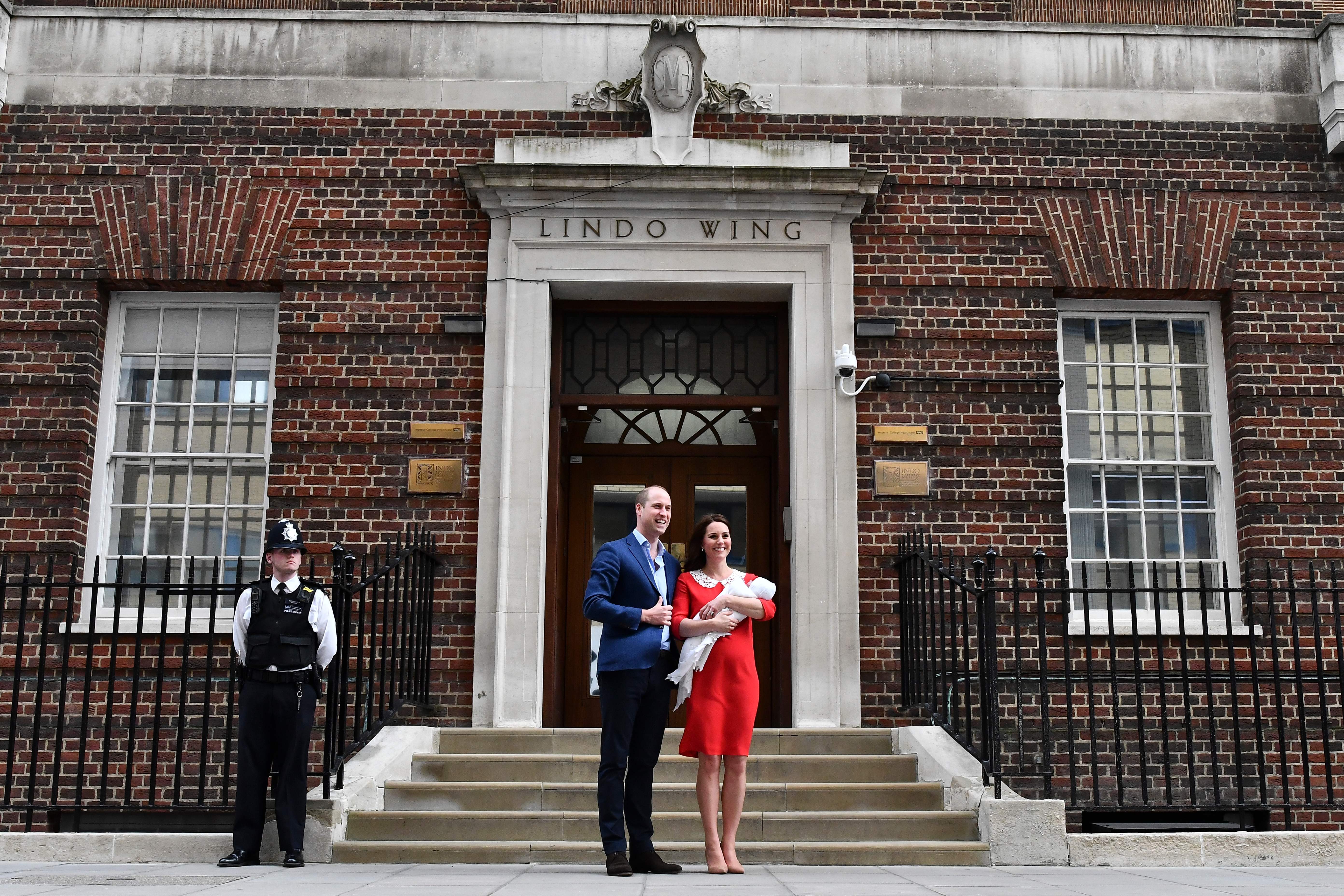 Kate middleton Prince William lindo wing st marys hospital royal birth