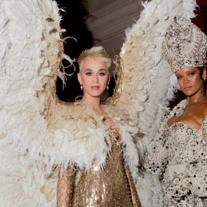 Katy Perry Rihanna met gala 2018 heavenly bodies pope costume angel wings met ball