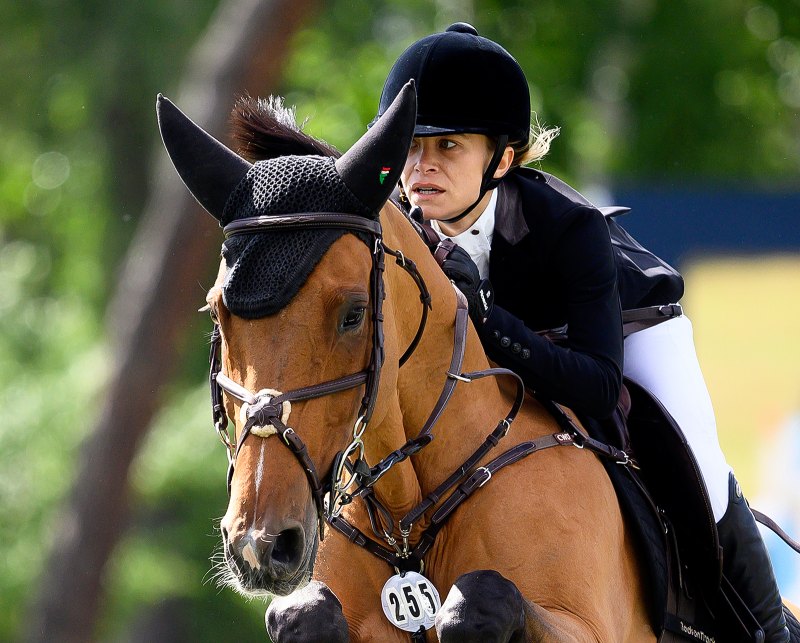 Mary Kate Olsen Rides Horse