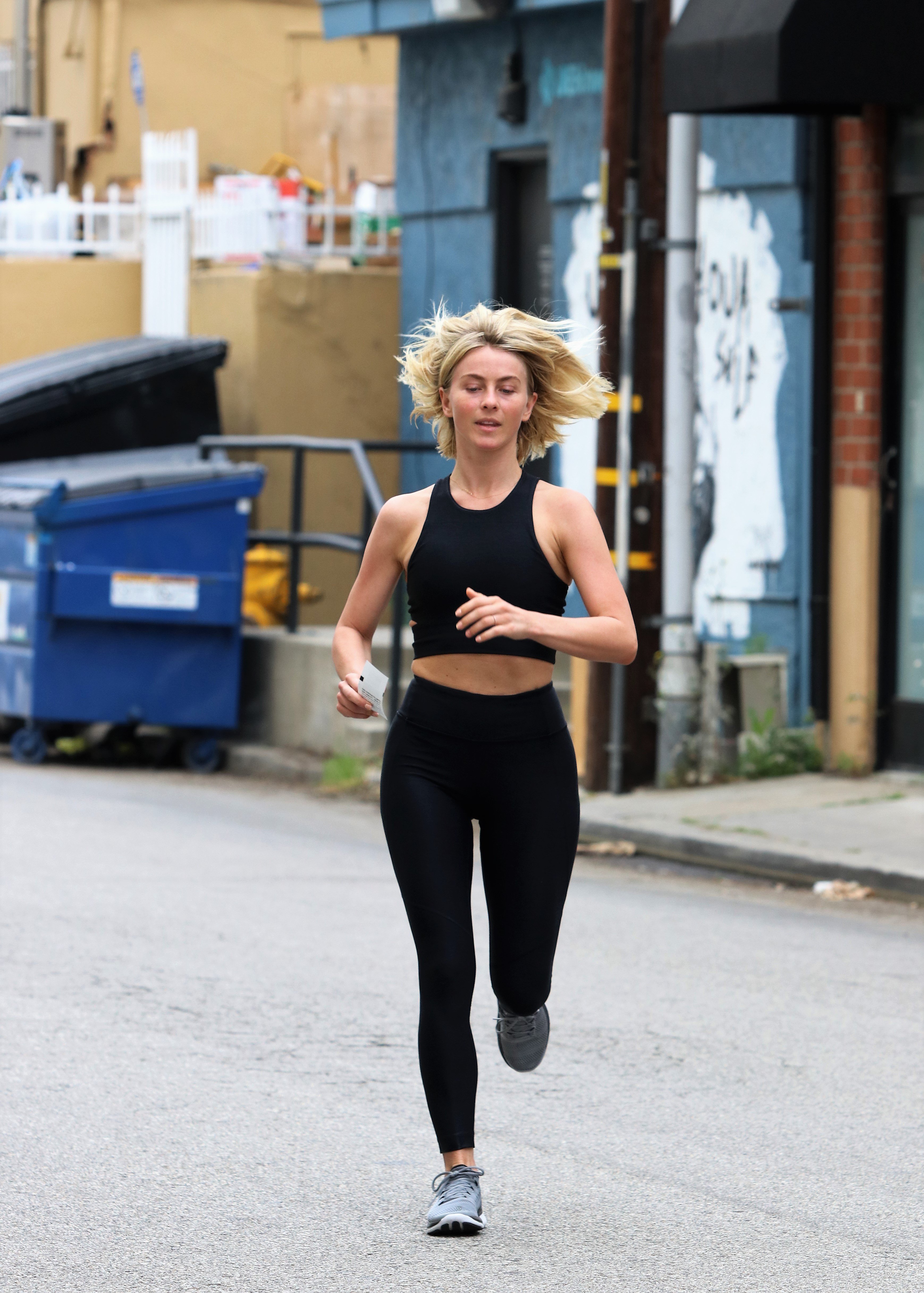 julianne-hough-gym-abs
