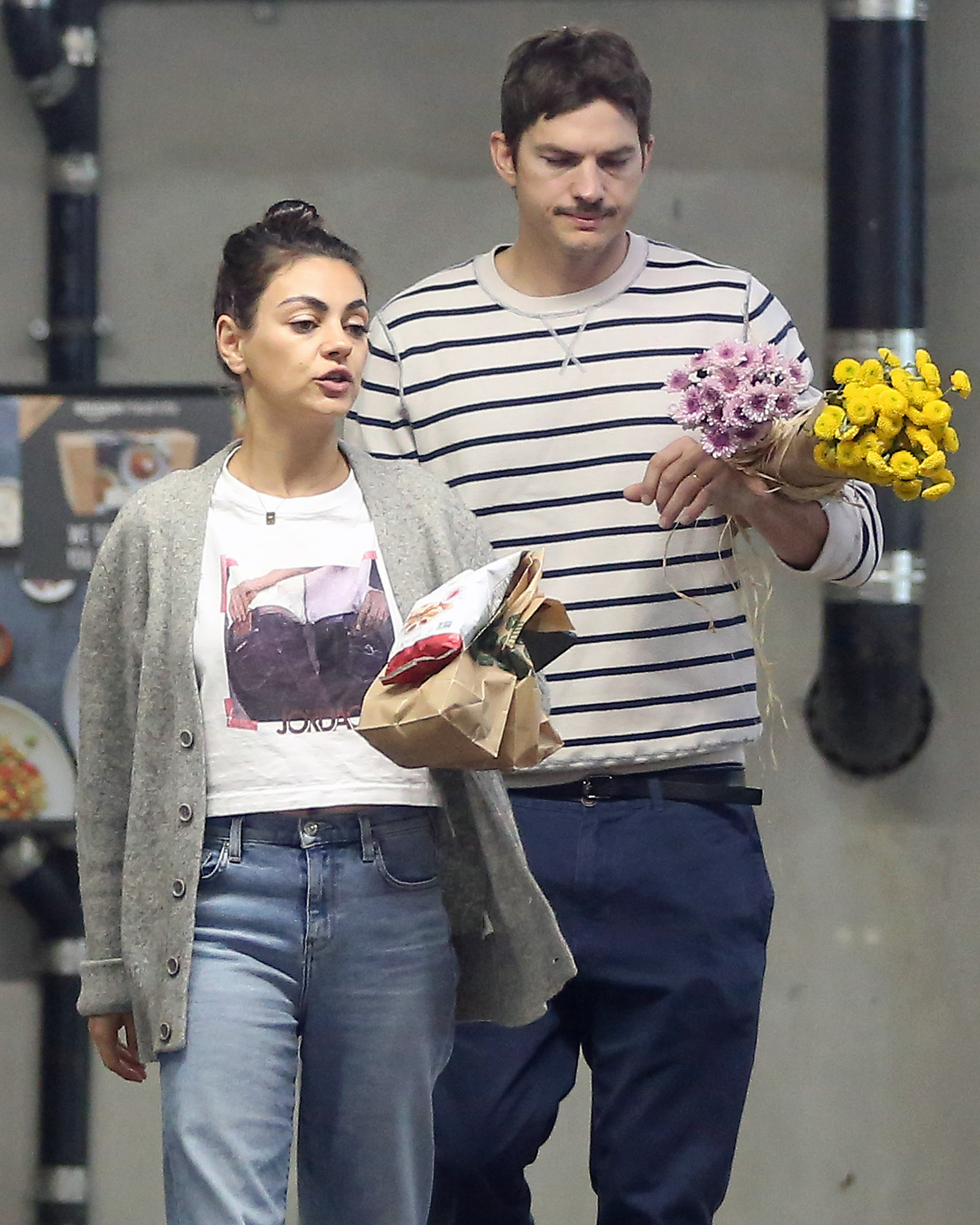 mila-kunis-ashton-kutcher-flowers