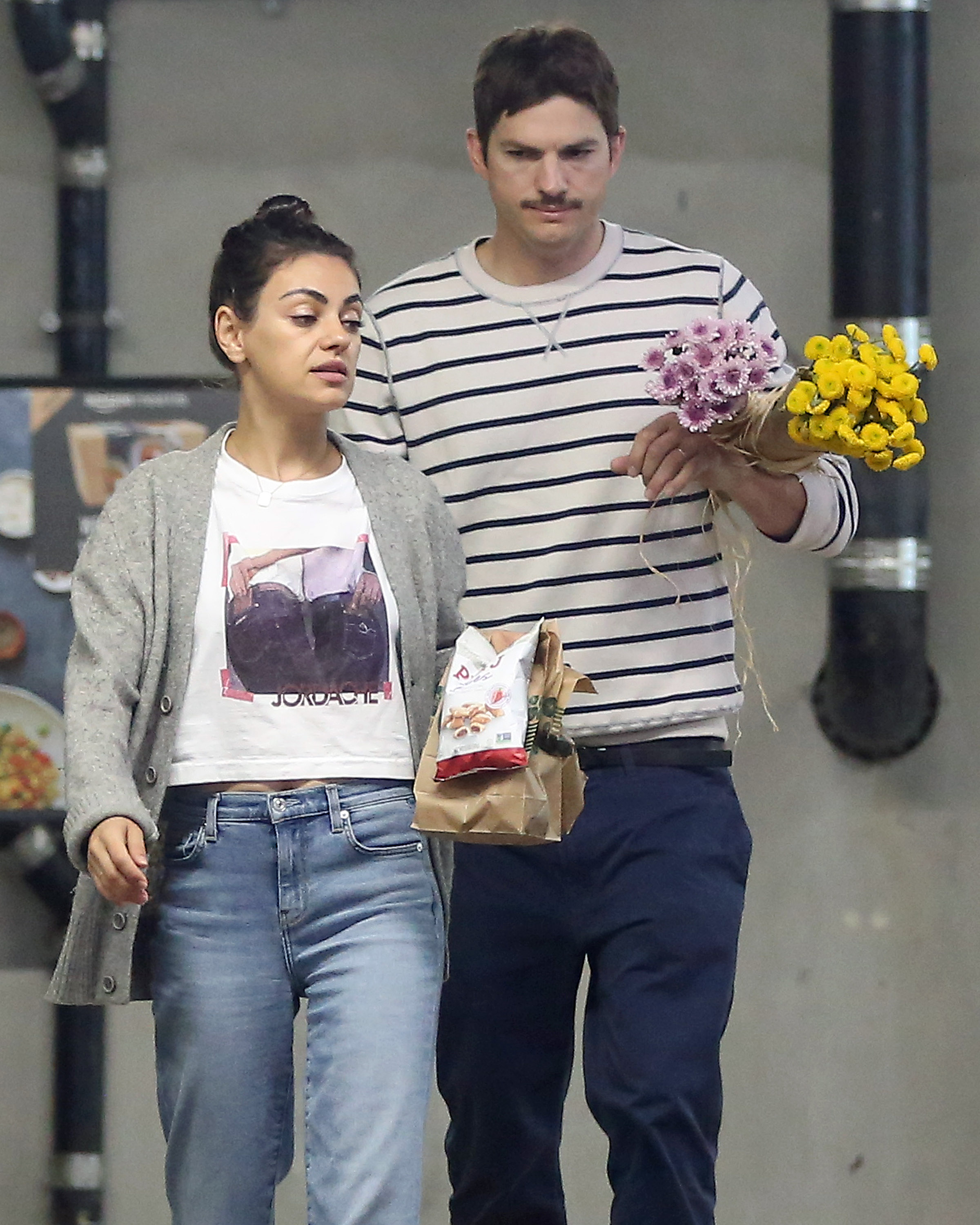 mila-kunis-ashton-kutcher-flowers