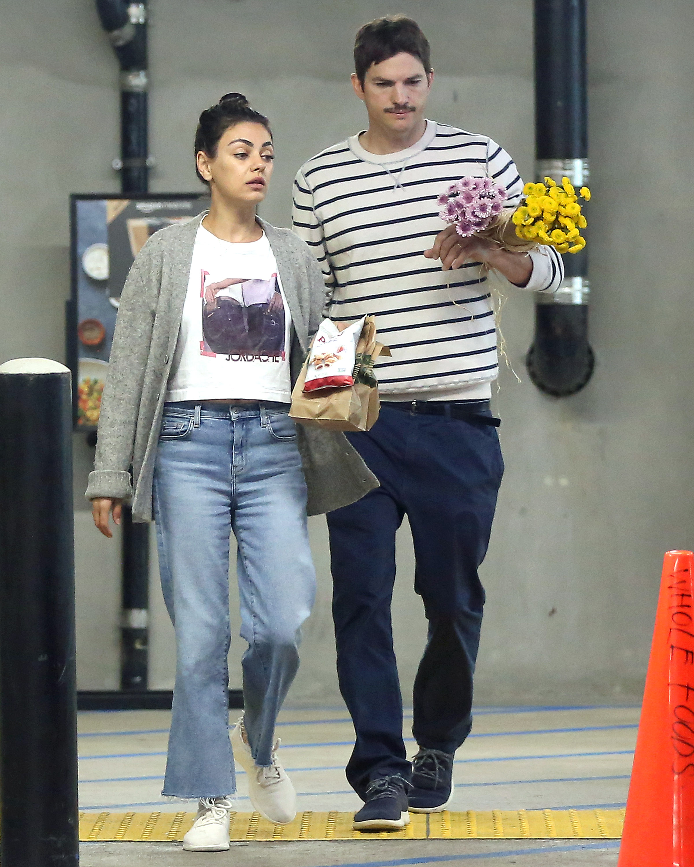 mila-kunis-ashton-kutcher-flowers