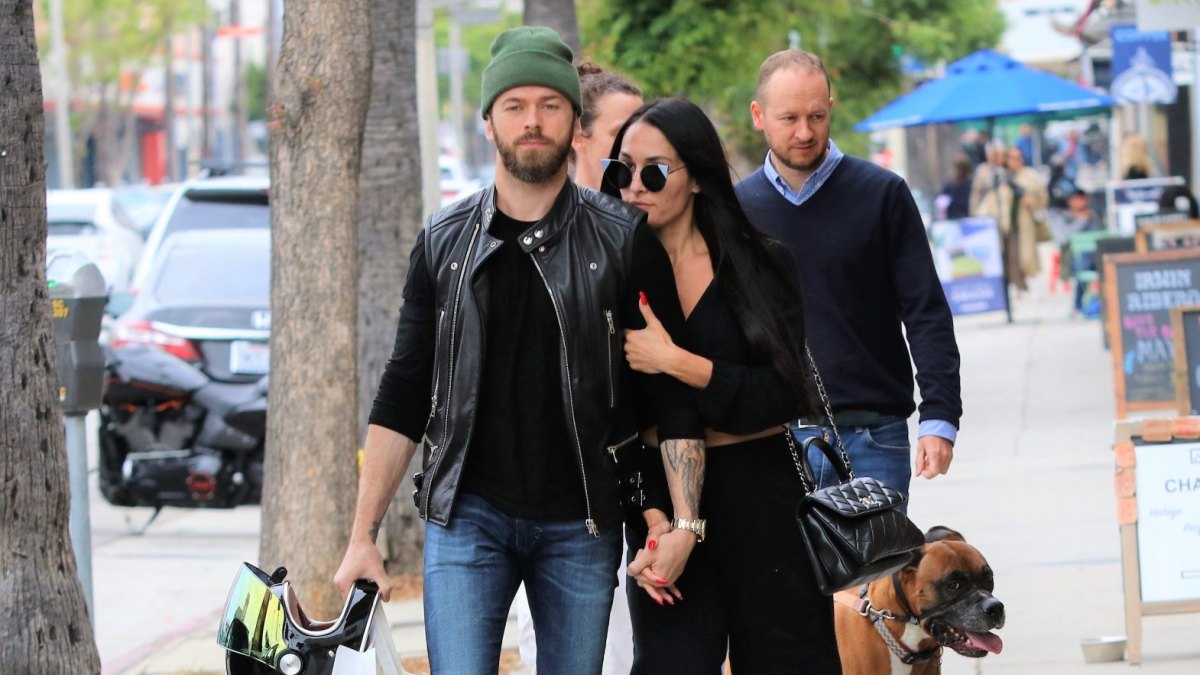 nikki-bella-artem-chigvintsev-kiss