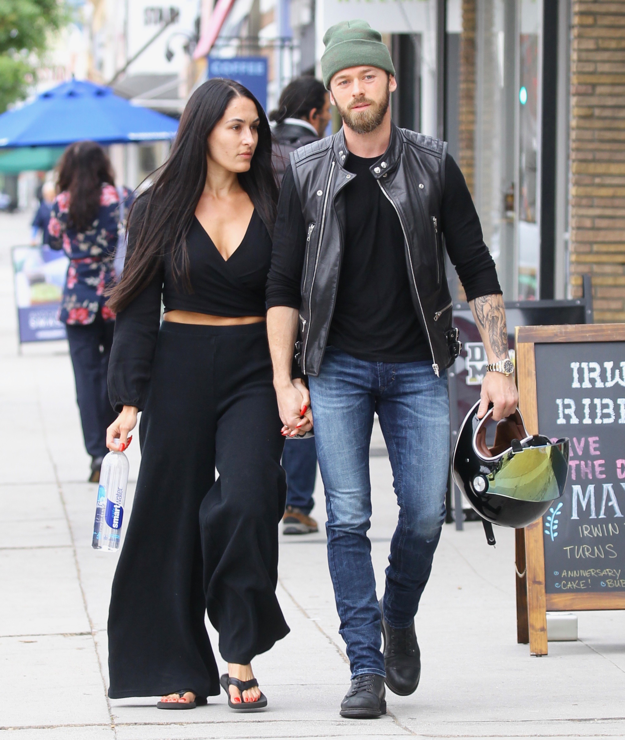 nikki-bella-artem-chigvintsev-kiss