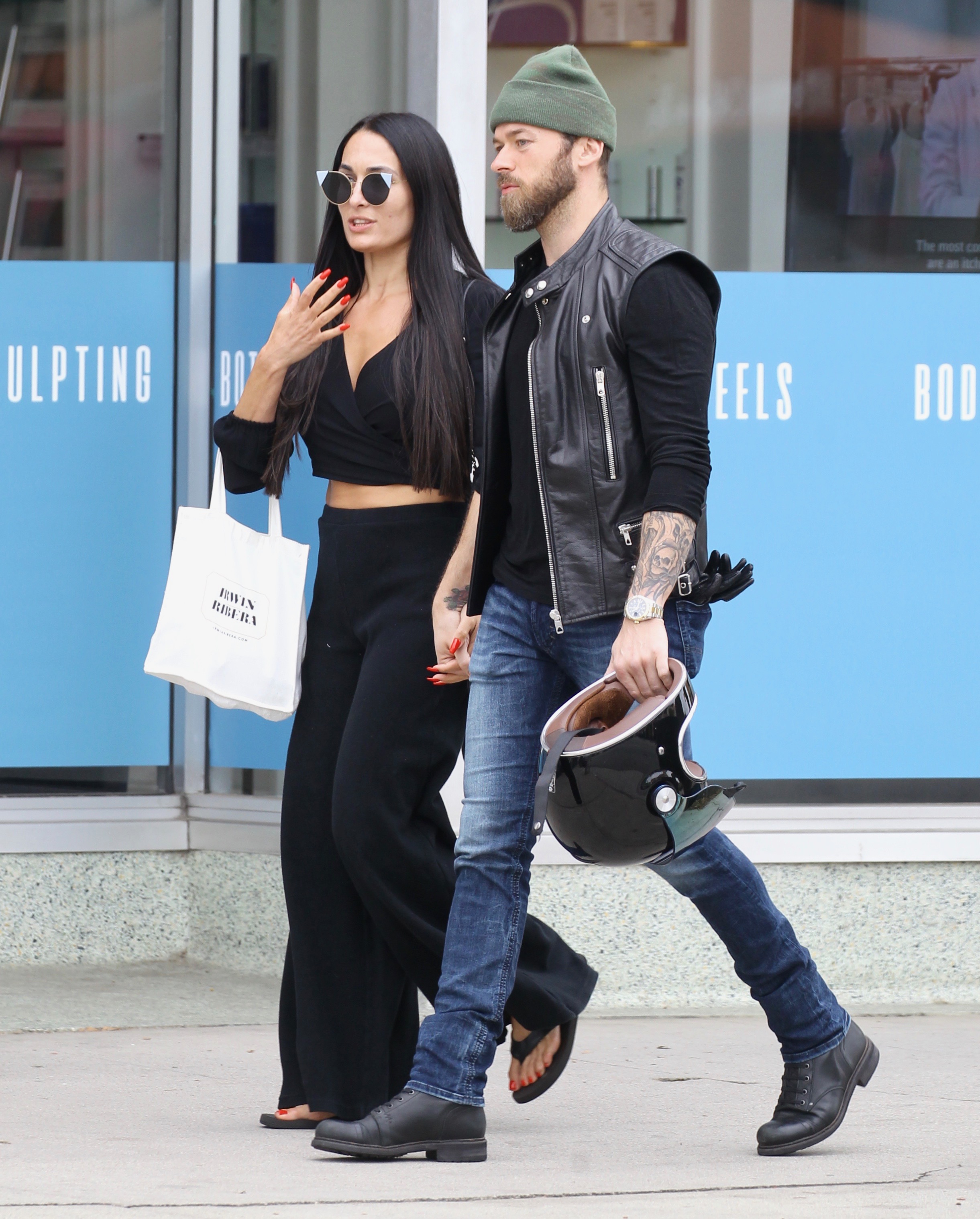 nikki-bella-artem-chigvintsev-kiss