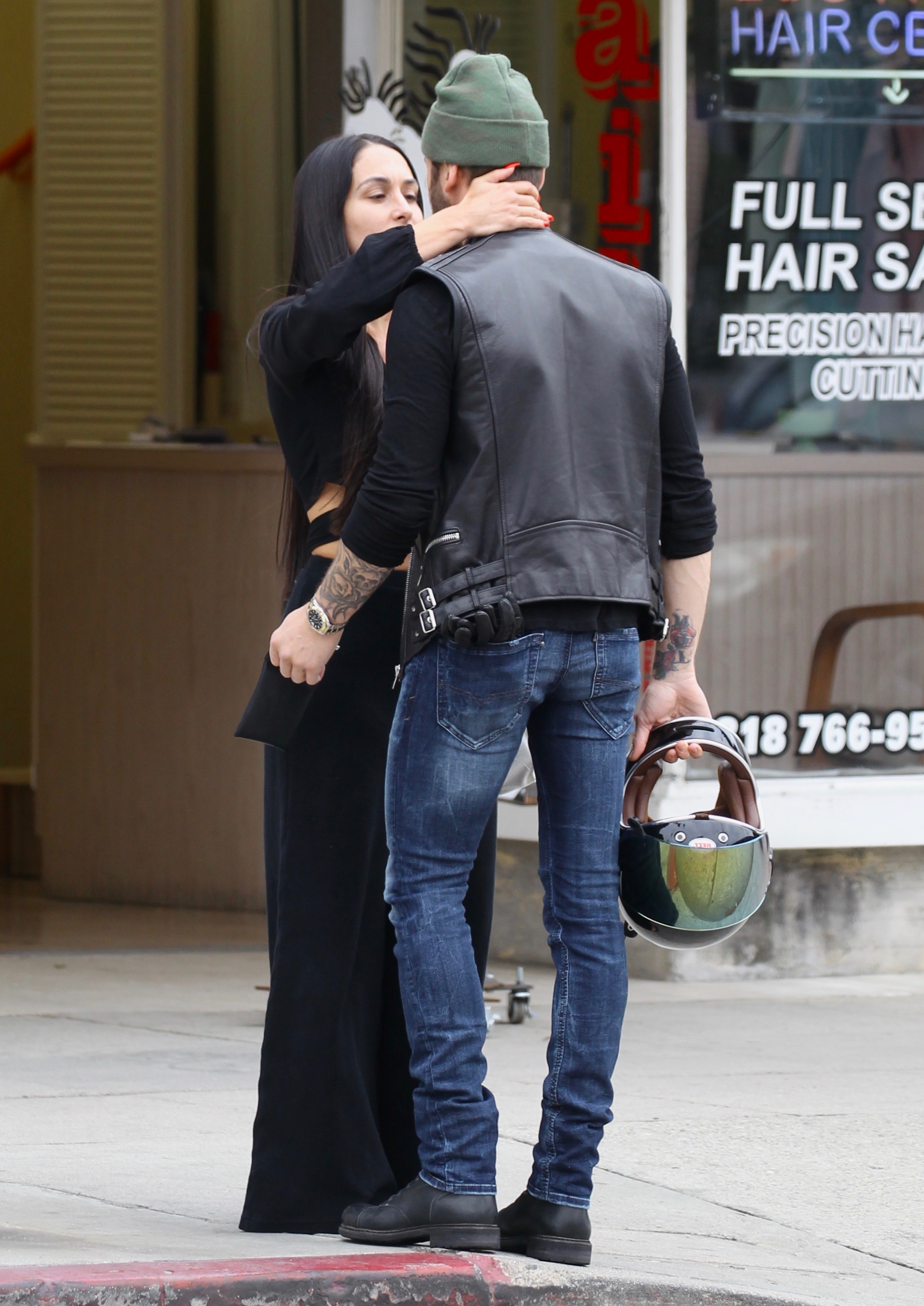 nikki-bella-artem-chigvintsev-kiss