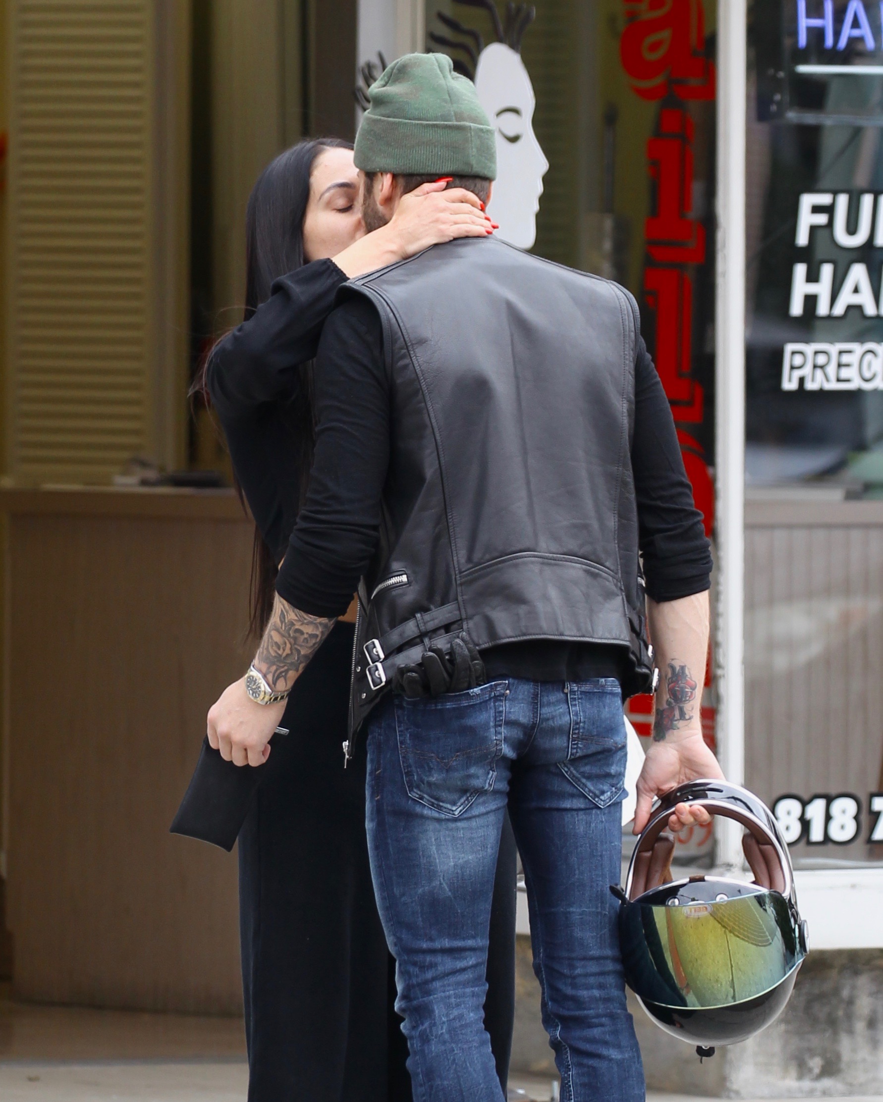 nikki-bella-artem-chigvintsev-kiss