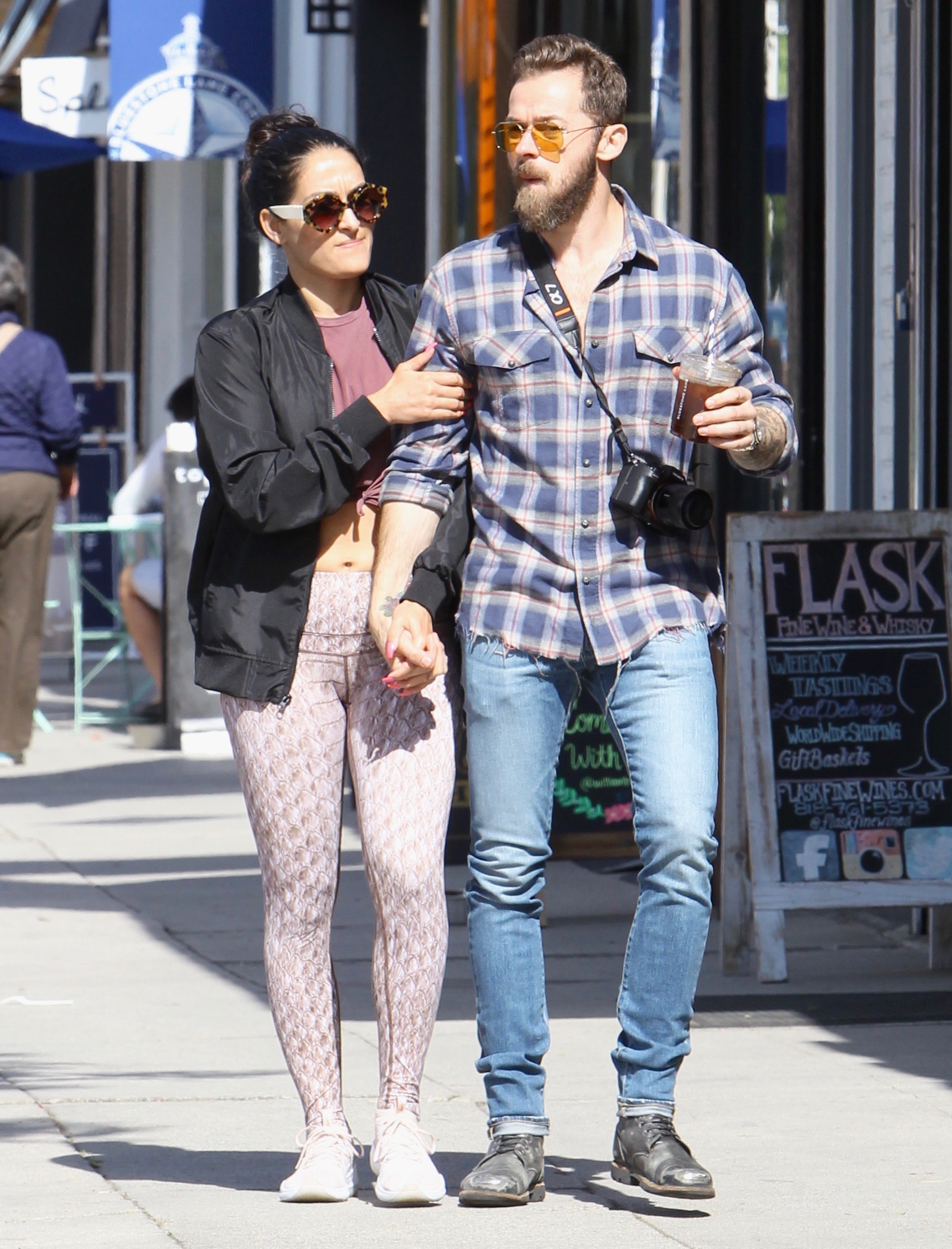 nikki-bella-artem-chigvintsev-pda