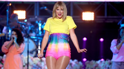 Taylor Swift On Stage yellow Shirt Rainbow Skirt New Album