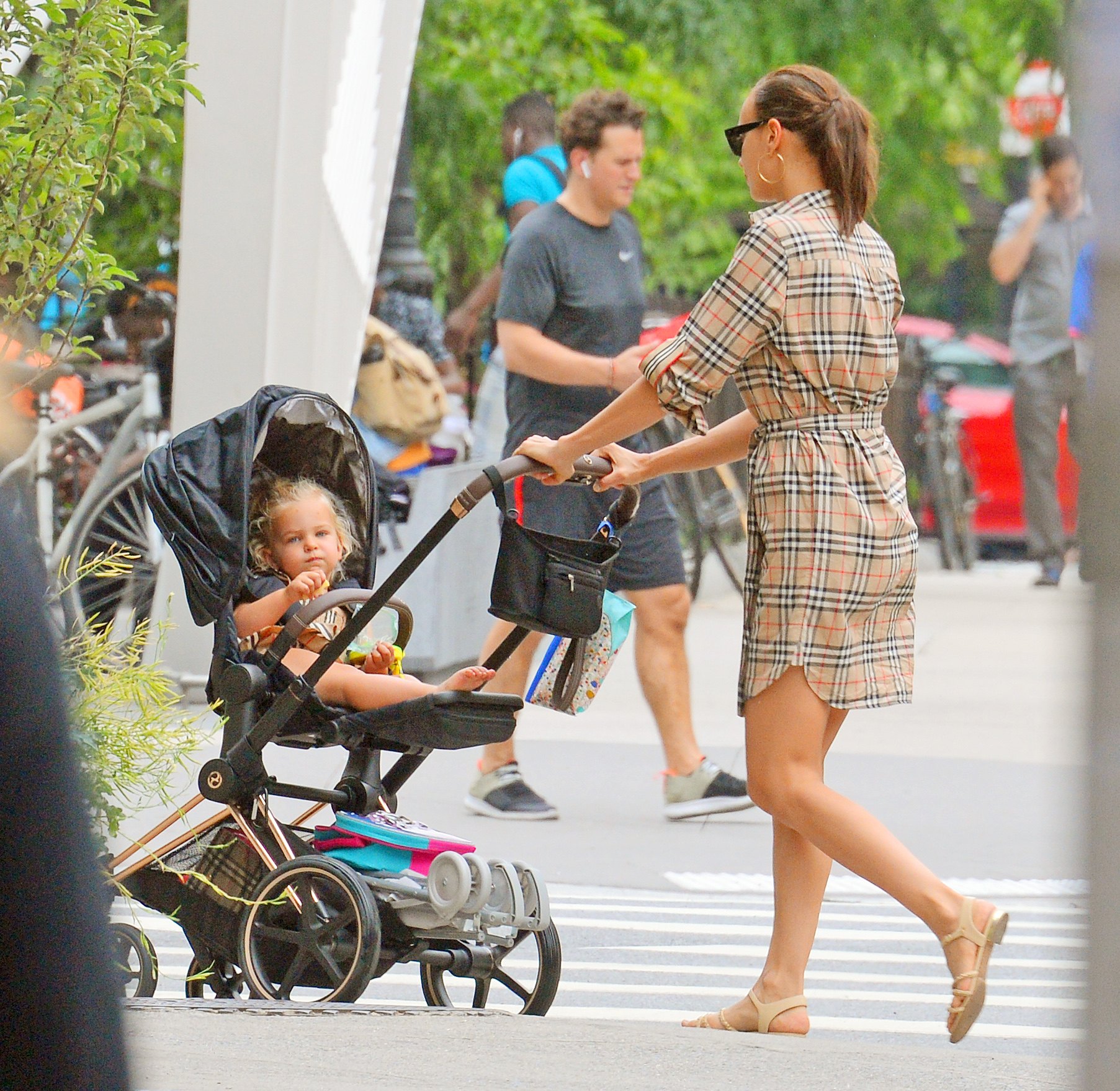Irina Shayk And Daughter Lea Wear Matching Outfits See Photos Life irina-shayk-and-daughter-lea-wear-matching-outfits-see-photos-life