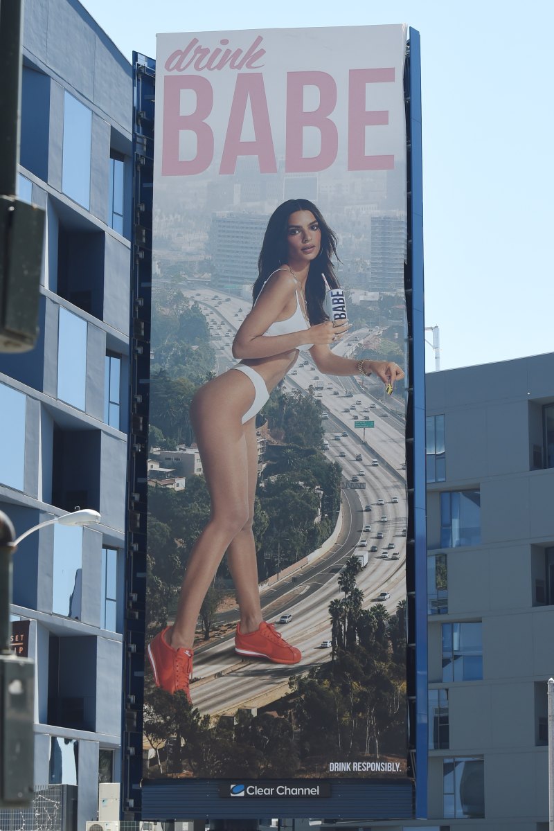 emily-ratajkowski-nearly-naked-moments
