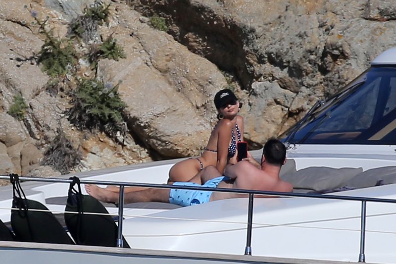 emily-ratajkowski-nearly-naked-moments